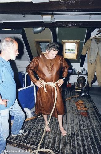 Dykning med middelalder udstyr ved Søværnets Dykkerskole 1998