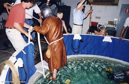 Dykning med middelalder udstyr ved Søværnets Dykkerskole 1998
